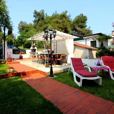Vista 1 Fuer 2 Personen Mit Garten Und Grill Poreč